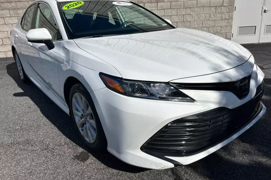 2020 Toyota Camry LE photo 1