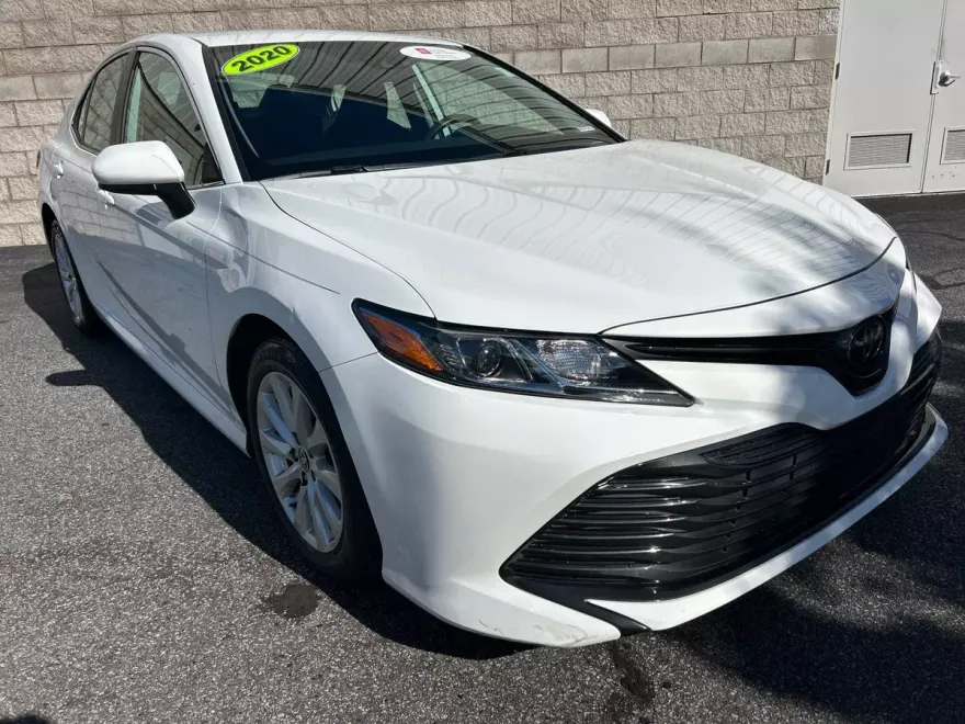 2020 Toyota Camry LE photo 1