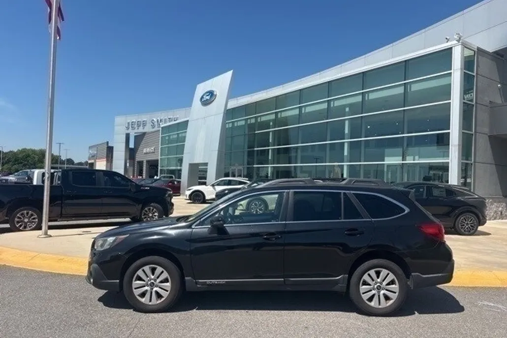 2019 Subaru Outback 2.5i Premium photo 1