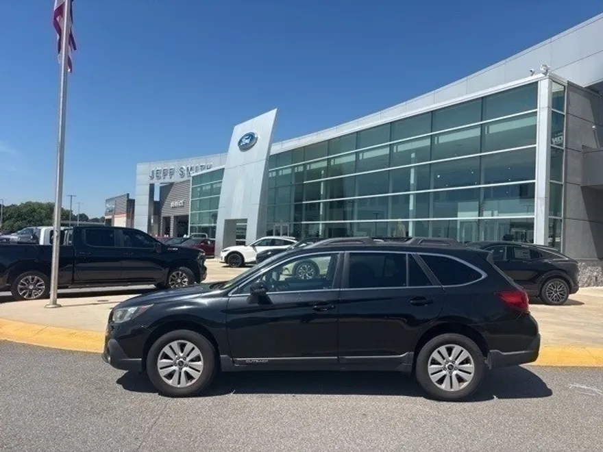 2019 Subaru Outback 2.5i Premium photo 1
