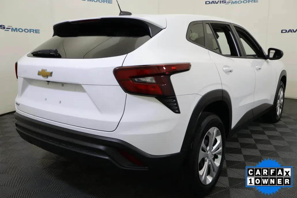 2025 Chevrolet Trax LS photo 1