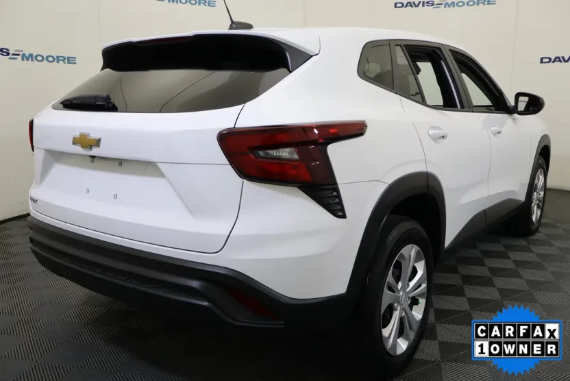 2025 Chevrolet Trax LS photo 1
