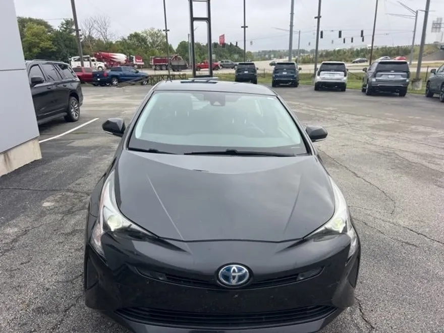 2018 Toyota Prius Four photo 1