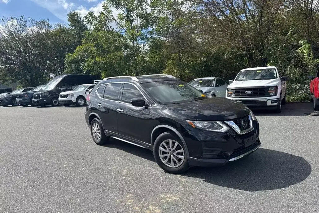 2020 Nissan Rogue SV photo 1