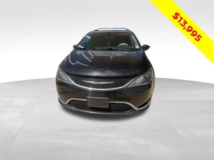 2019 Chrysler Pacifica Touring L photo 1