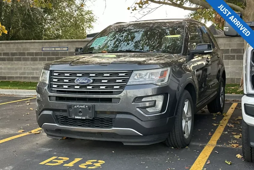 2016 Ford Explorer XLT photo 1