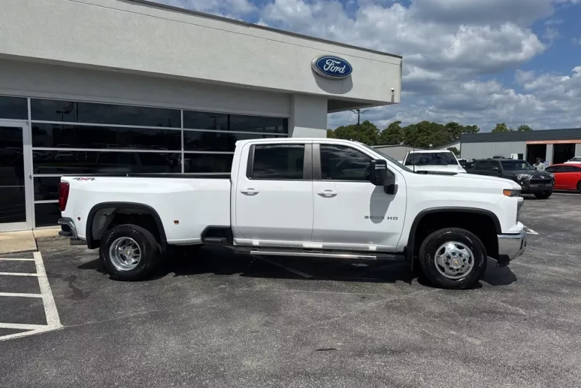2024 Chevrolet Silverado 3500HD LT photo 1