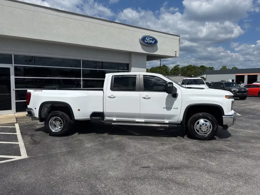 2024 Chevrolet Silverado 3500HD LT photo 1