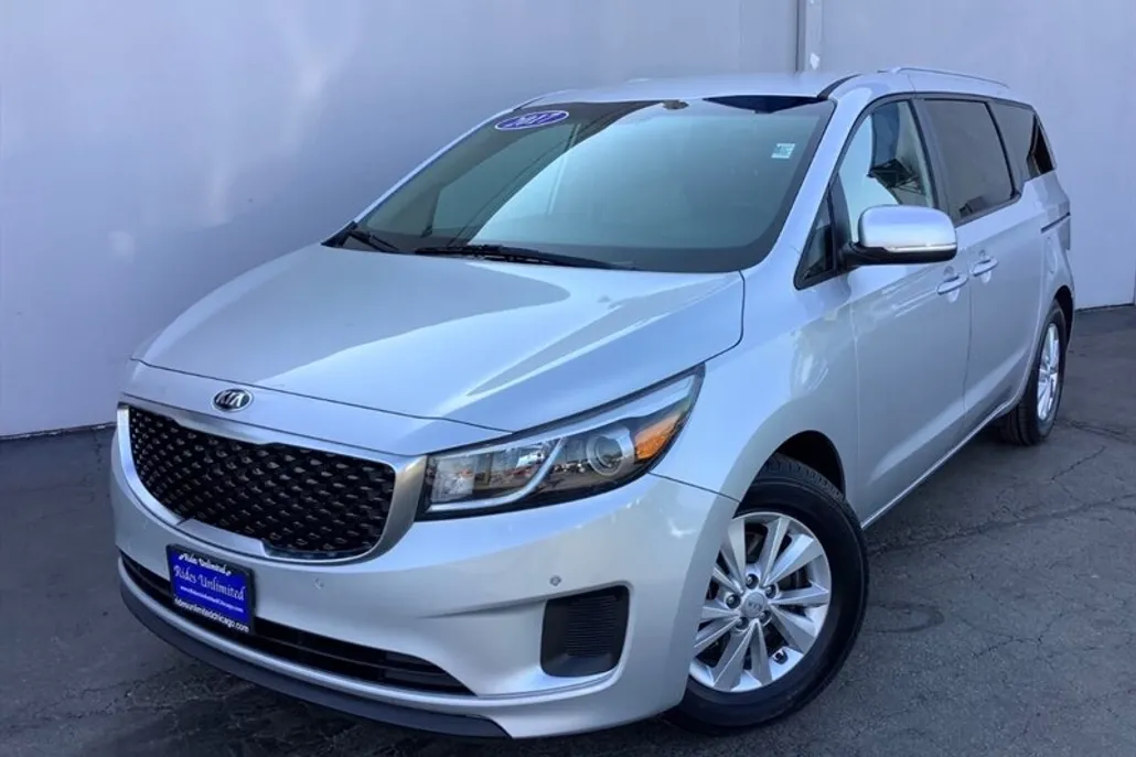 2017 Kia Sedona LX photo 1