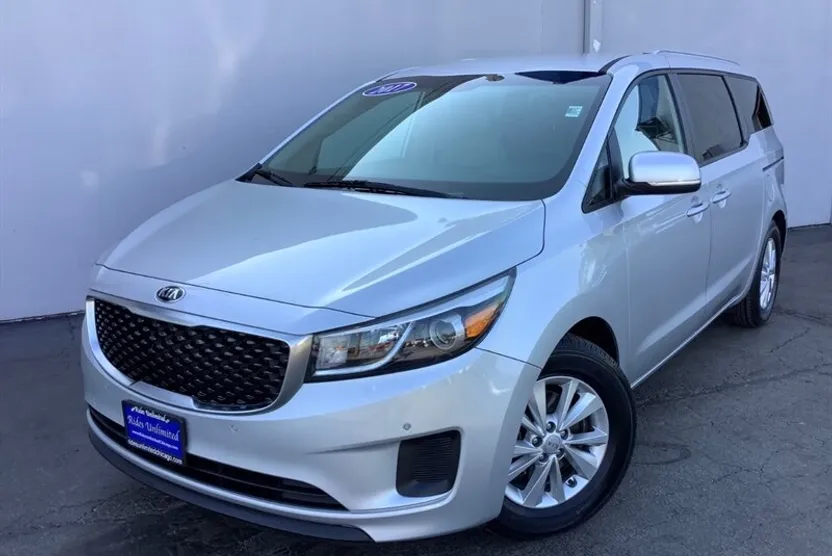 2017 Kia Sedona LX photo 1