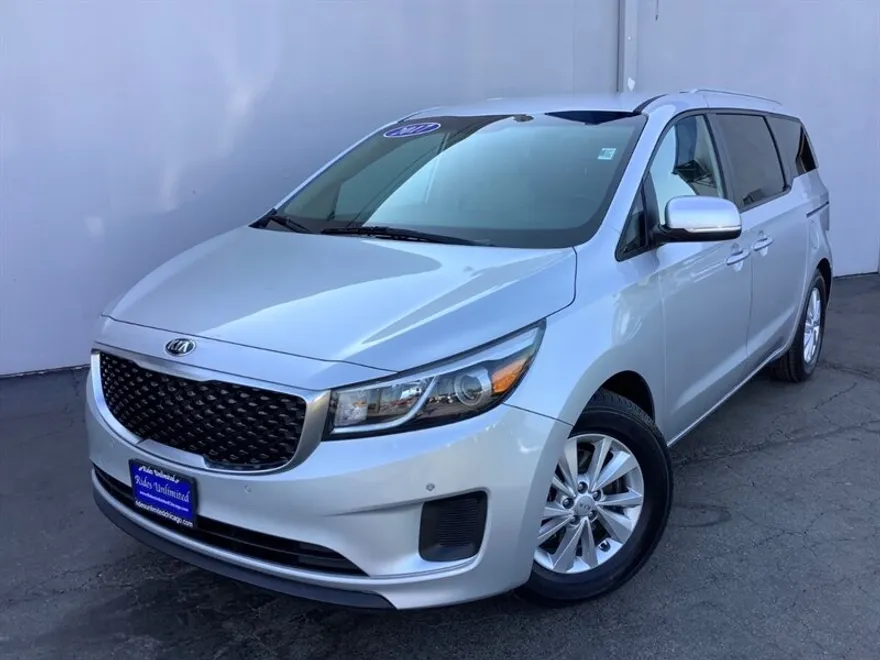 2017 Kia Sedona LX photo 1