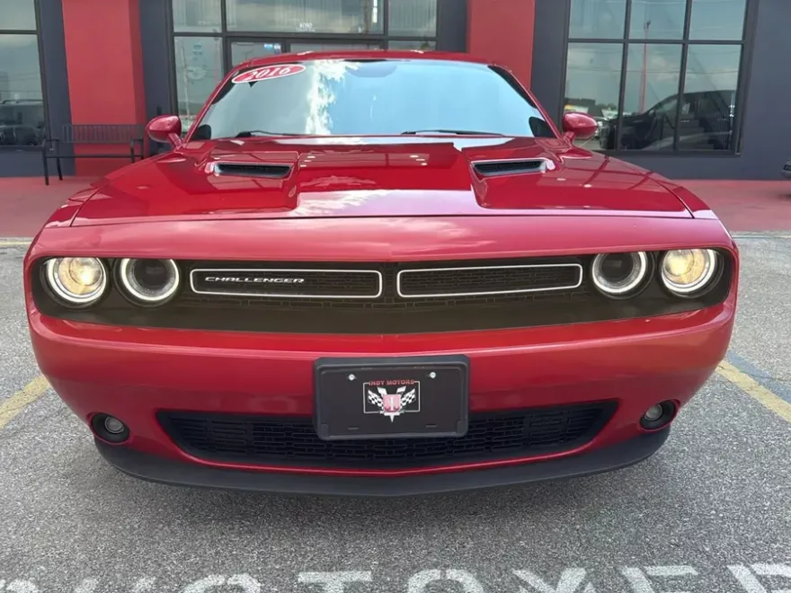 2016 Dodge Challenger SXT Plus photo 1