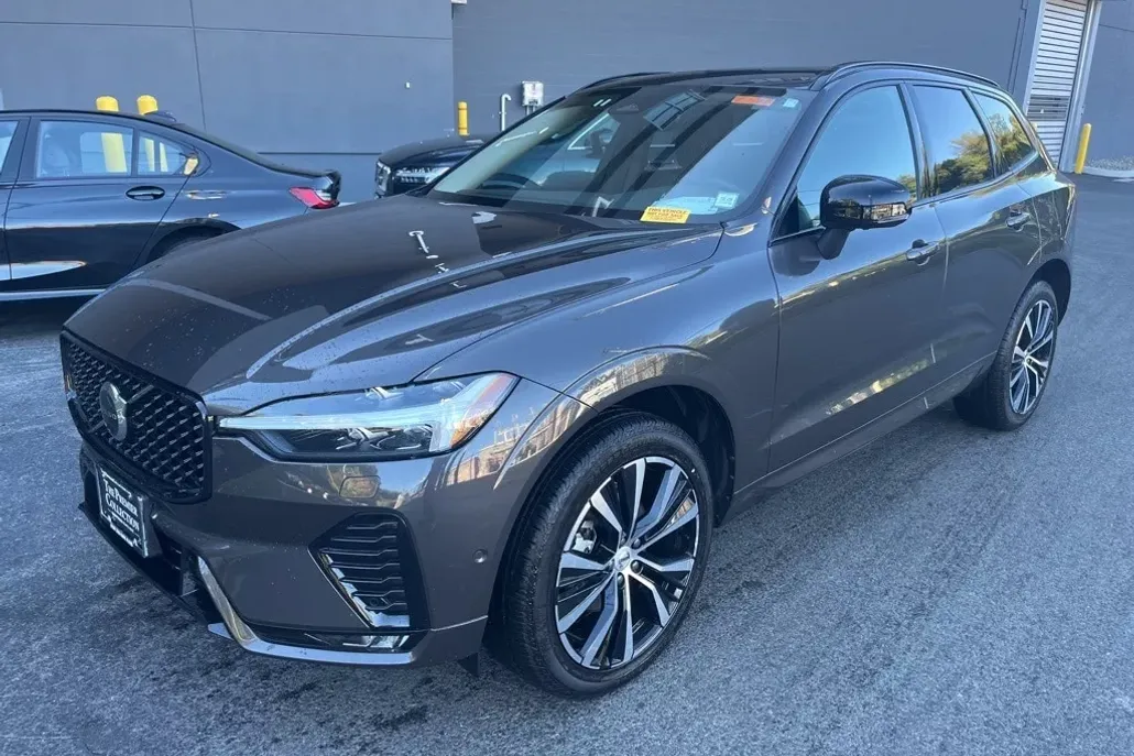 2025 Volvo XC60 B5 Plus photo 1