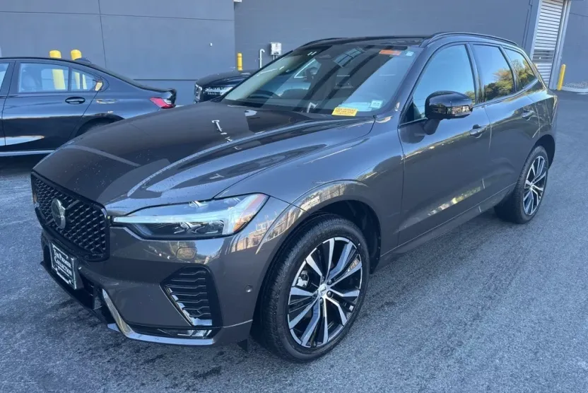 2025 Volvo XC60 B5 Plus photo 1