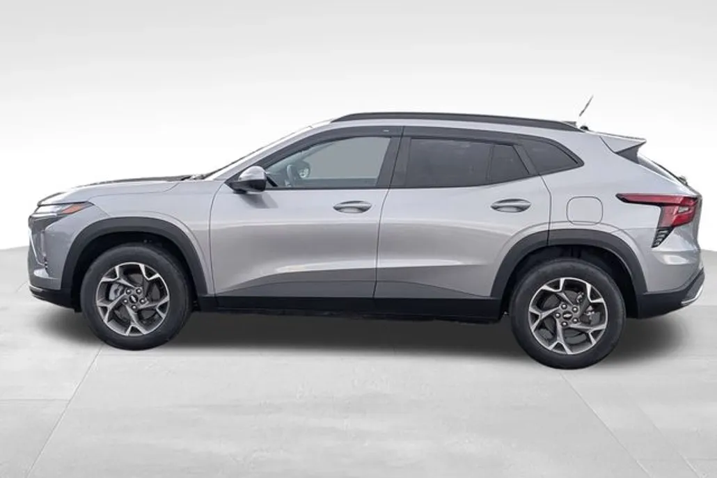 2024 Chevrolet Trax LT photo 1