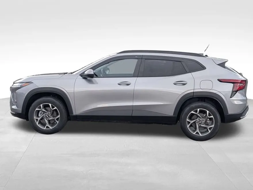 2024 Chevrolet Trax LT photo 1