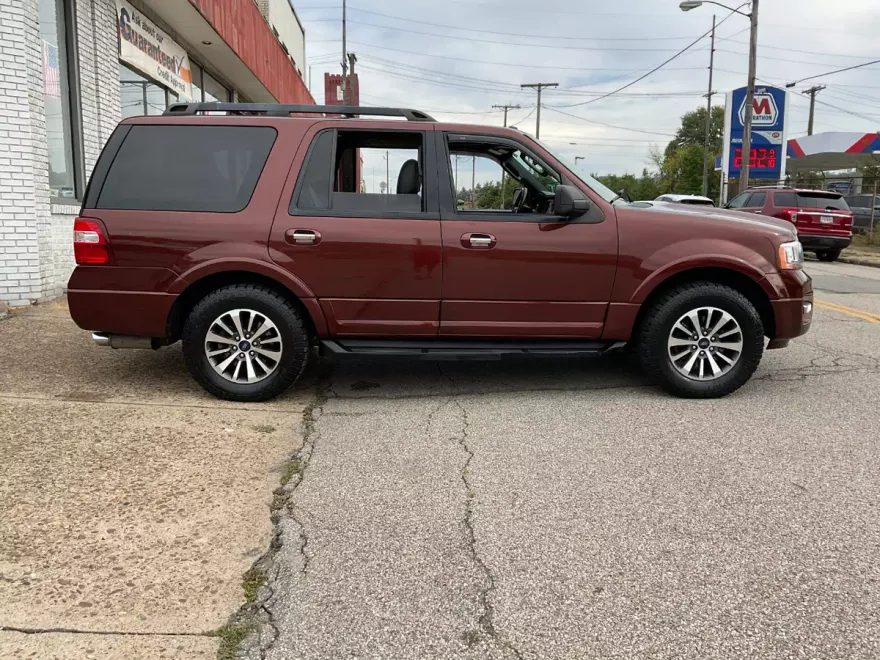 2017 Ford Expedition XLT photo 1