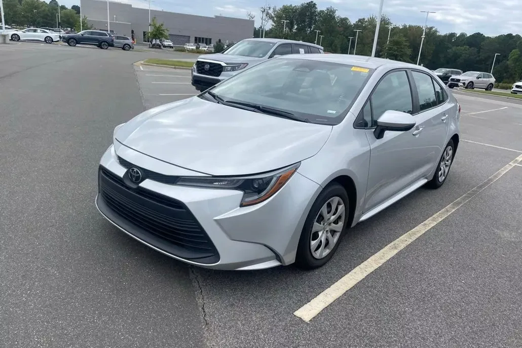 2024 Toyota Corolla LE photo 1