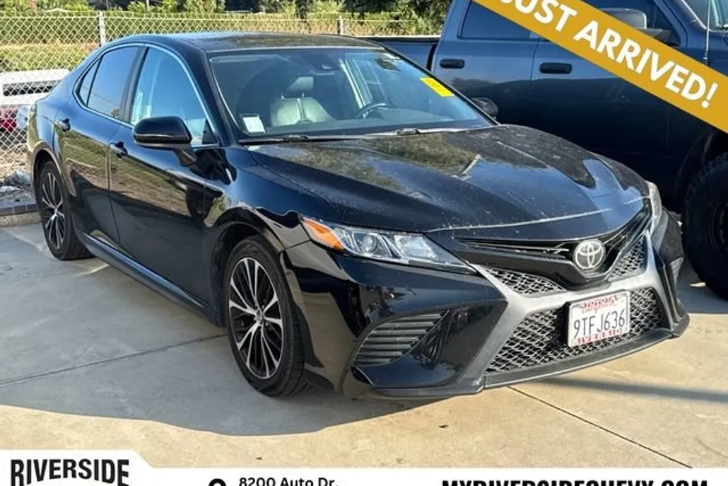 2020 Toyota Camry SE photo 1