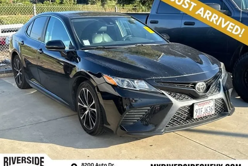 2020 Toyota Camry SE photo 1