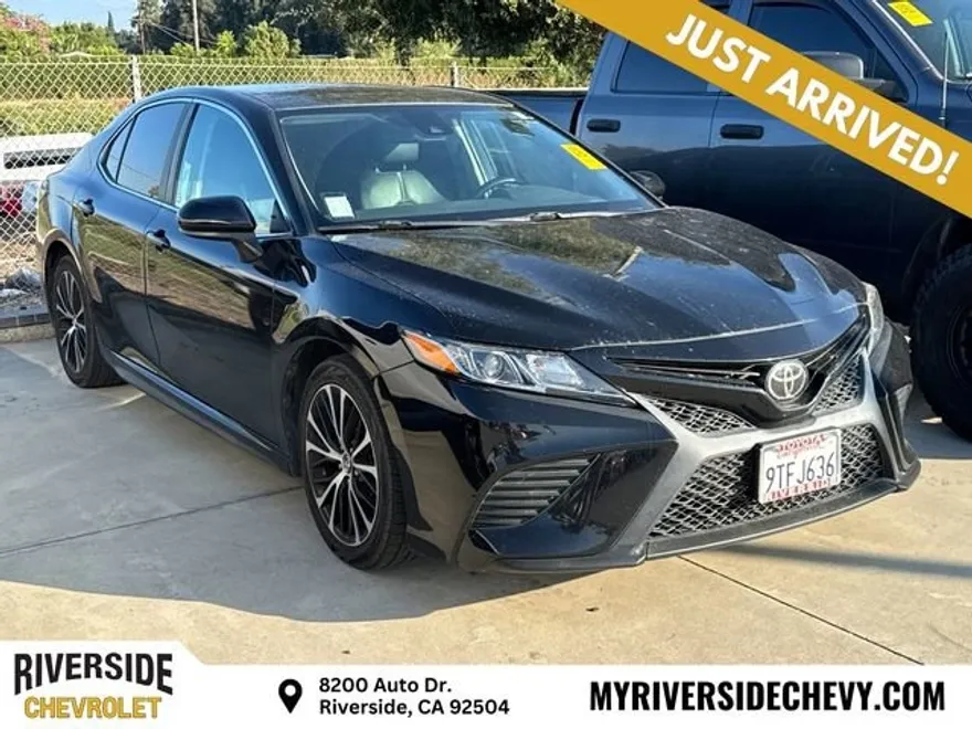 2020 Toyota Camry SE photo 1