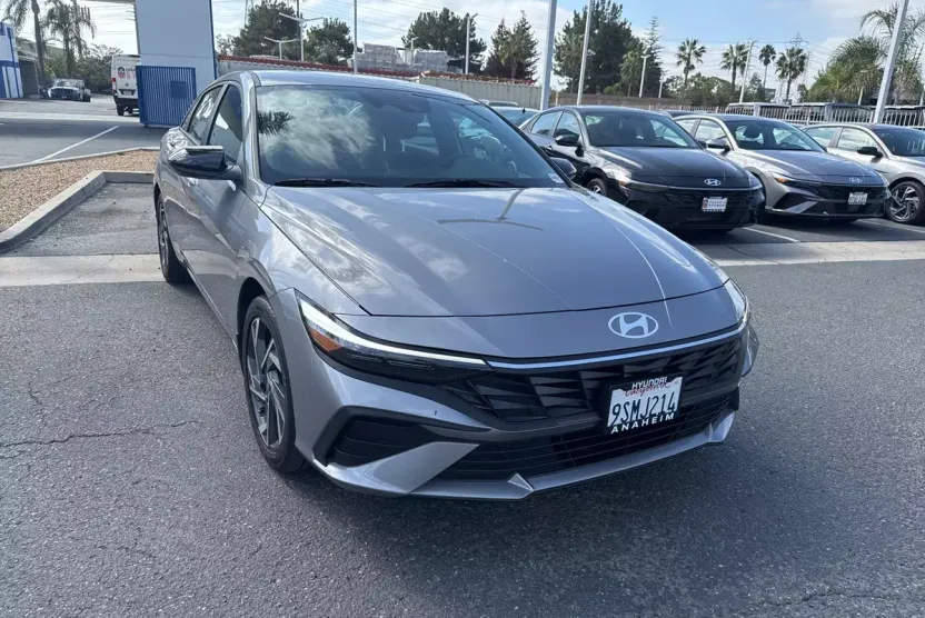 2025 Hyundai Elantra SEL Sport photo 1