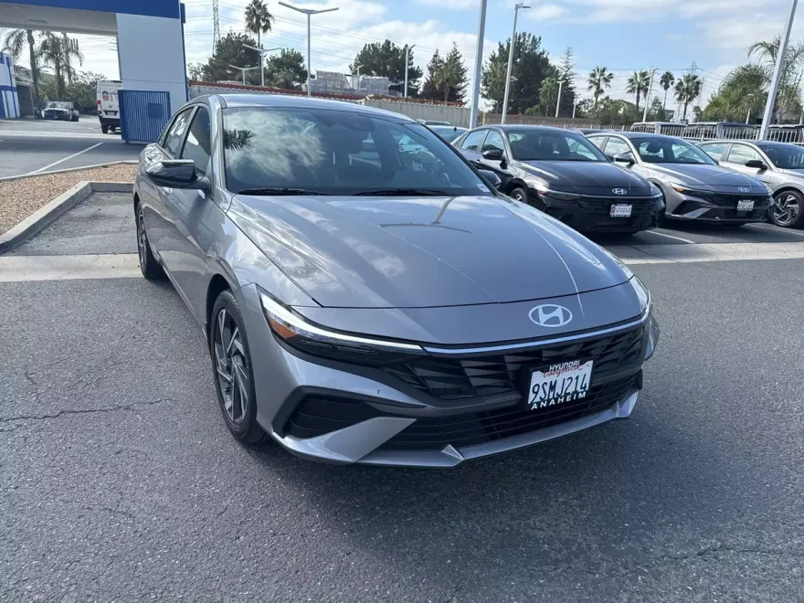 2025 Hyundai Elantra SEL Sport photo 1
