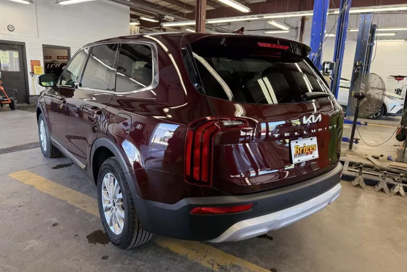 2022 Kia Telluride LX photo 1