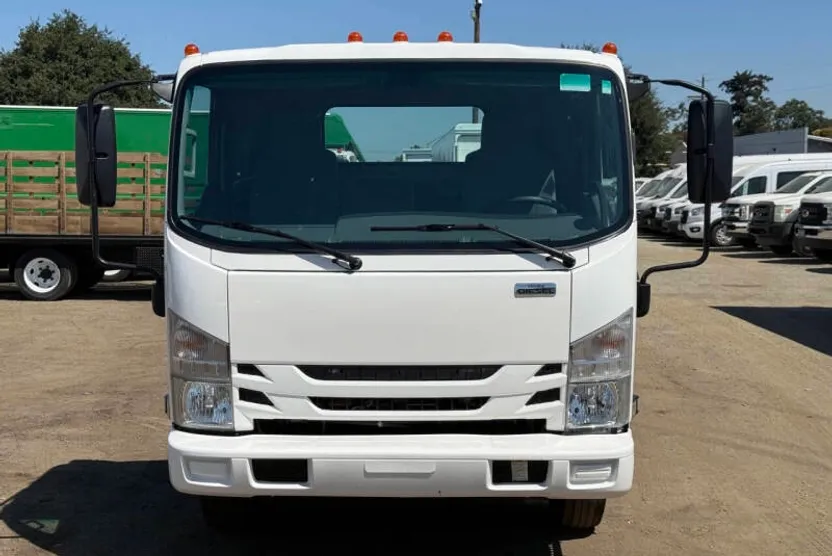 2016 Isuzu NQR photo 1