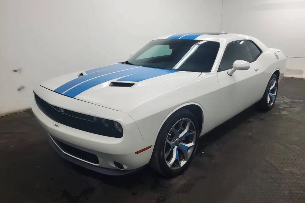 2015 Dodge Challenger SXT Plus photo 1