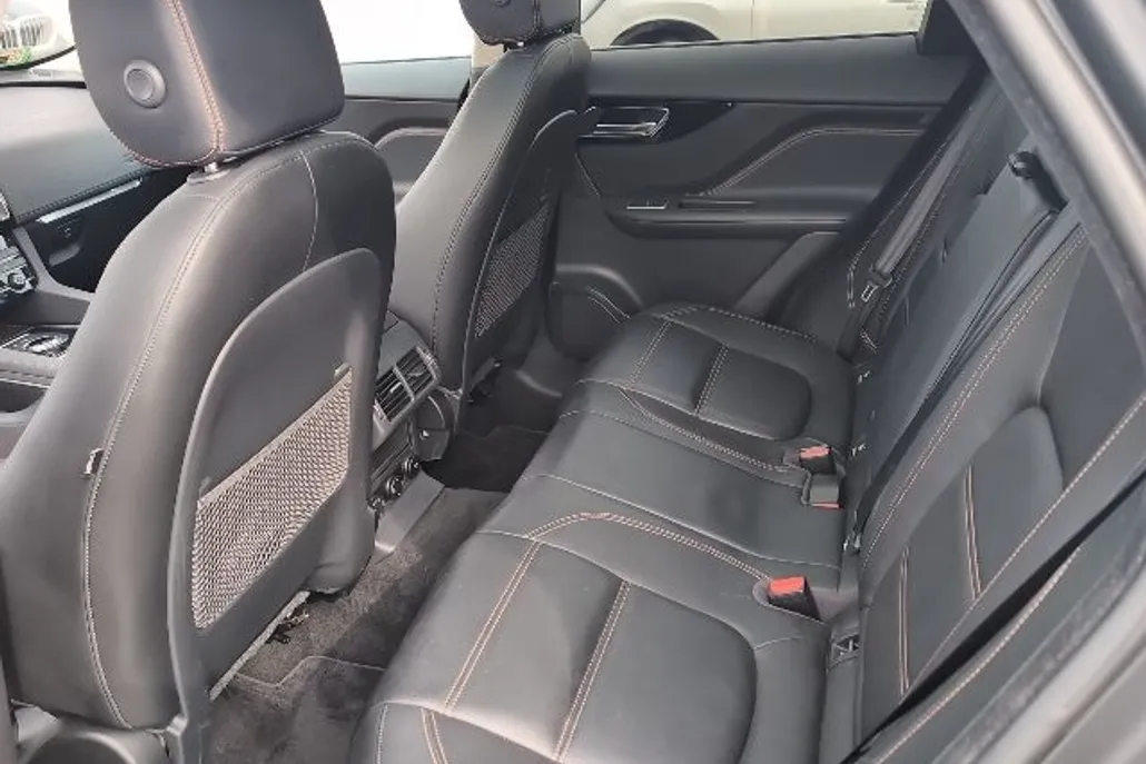 2020 Jaguar F-PACE Prestige photo 1