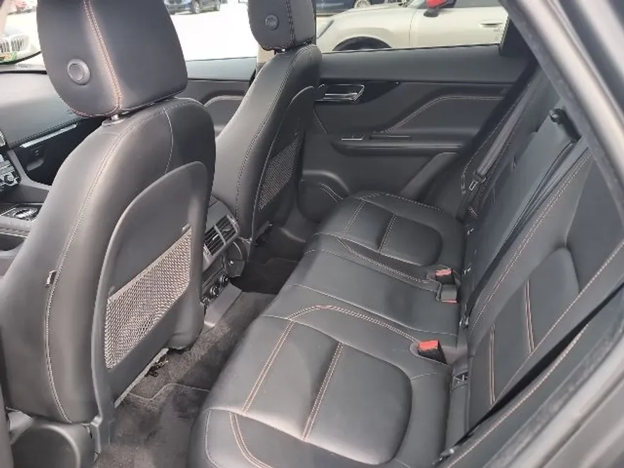 2020 Jaguar F-PACE Prestige photo 1