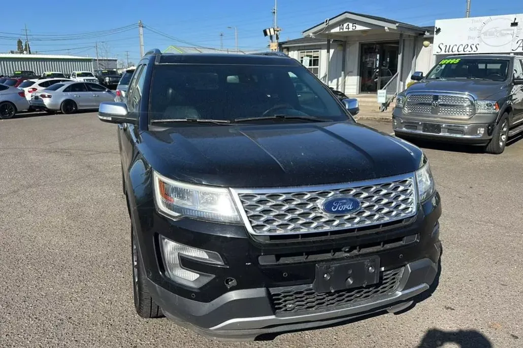2017 Ford Explorer Platinum Sport photo 1