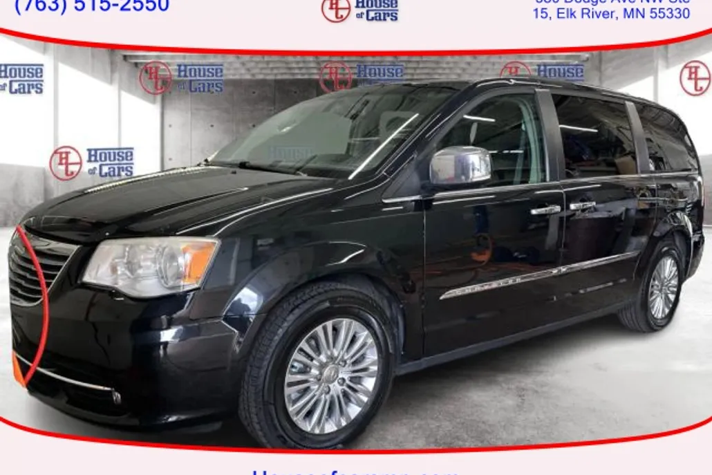 2015 Chrysler Town & Country photo 1