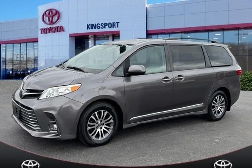 2020 Toyota Sienna XLE photo 1