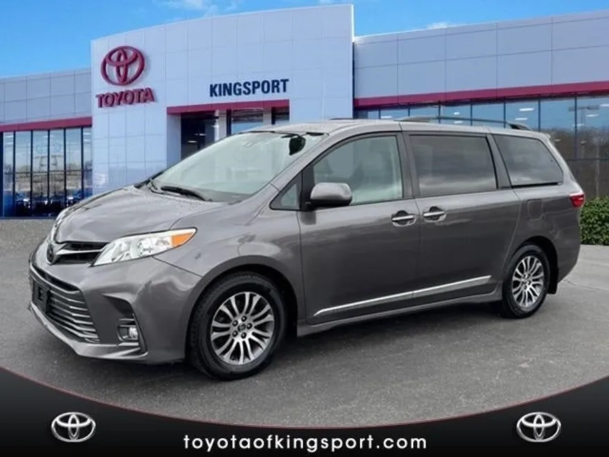 2020 Toyota Sienna XLE photo 1