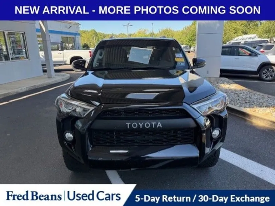 2017 Toyota 4Runner SR5 photo 1