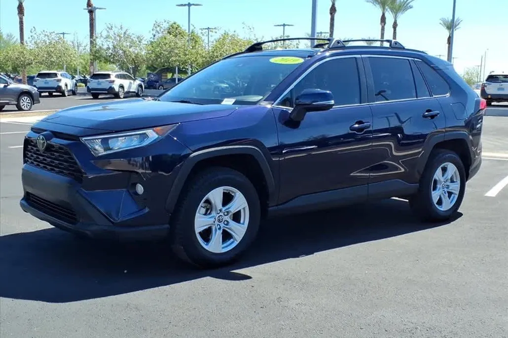 2019 Toyota RAV4 XLE photo 1