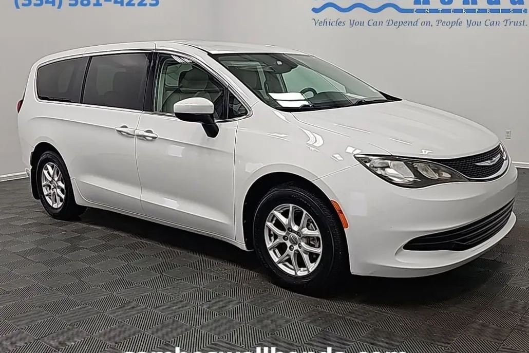 2017 Chrysler Pacifica LX photo 1