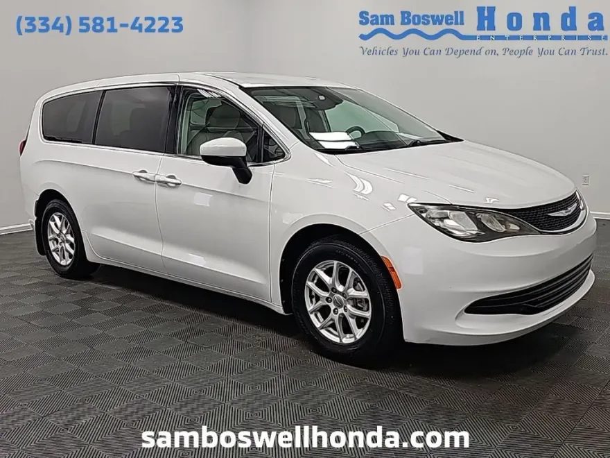 2017 Chrysler Pacifica LX photo 1