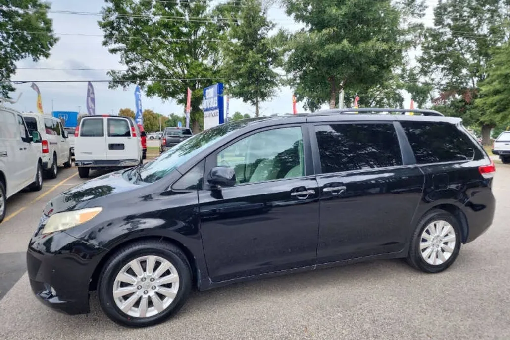 2011 Toyota Sienna Limited photo 1
