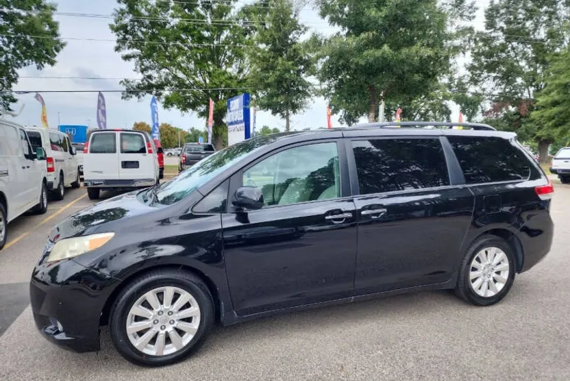 2011 Toyota Sienna Limited photo 1