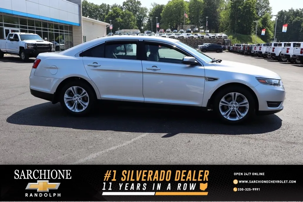 2016 Ford Taurus SEL photo 1