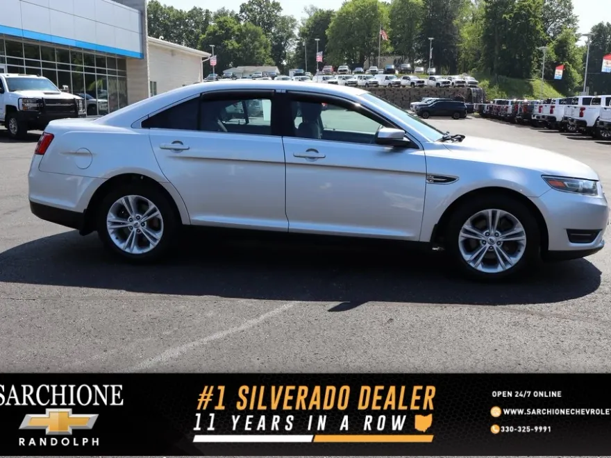2016 Ford Taurus SEL photo 1