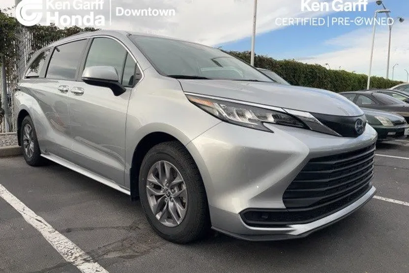 2022 Toyota Sienna LE photo 1