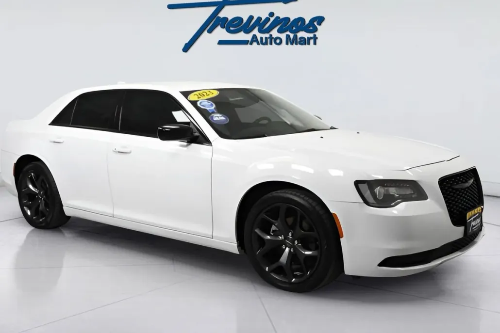 2023 Chrysler 300 Touring photo 1