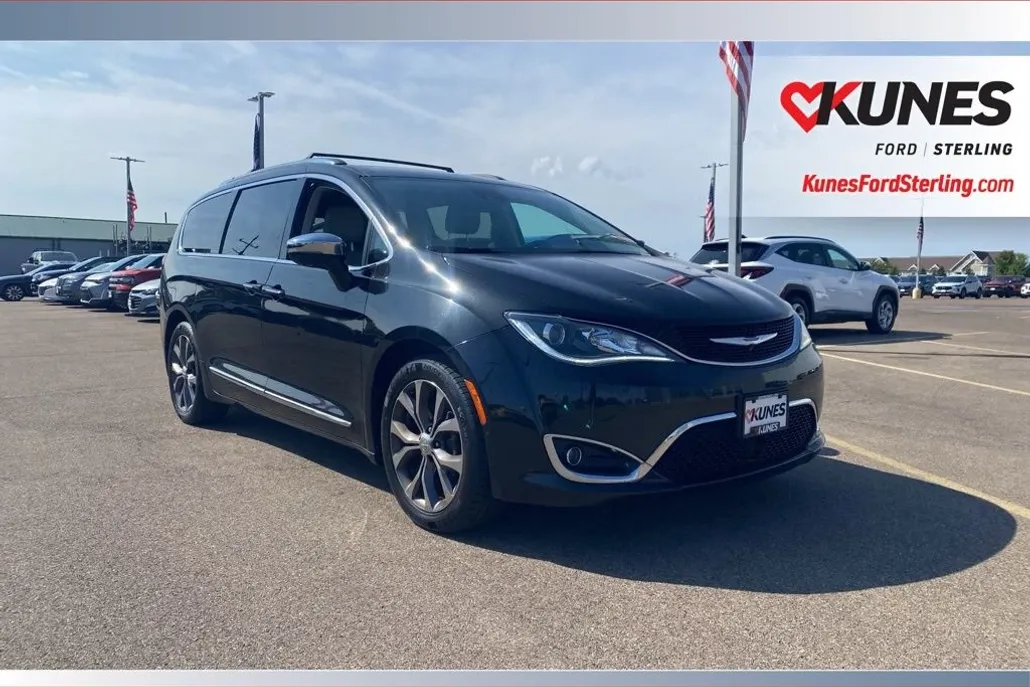 2017 Chrysler Pacifica Limited photo 1