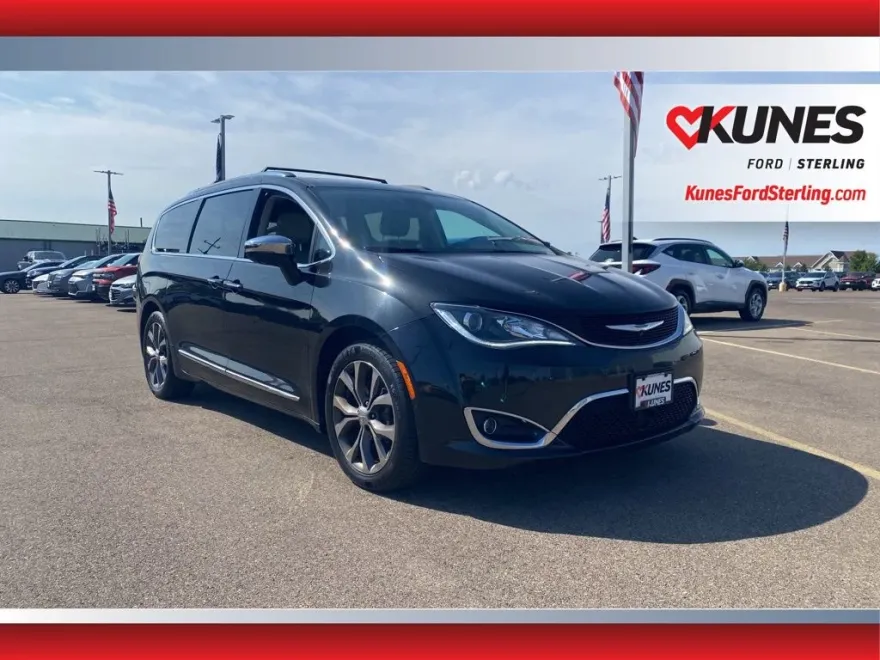 2017 Chrysler Pacifica Limited photo 1