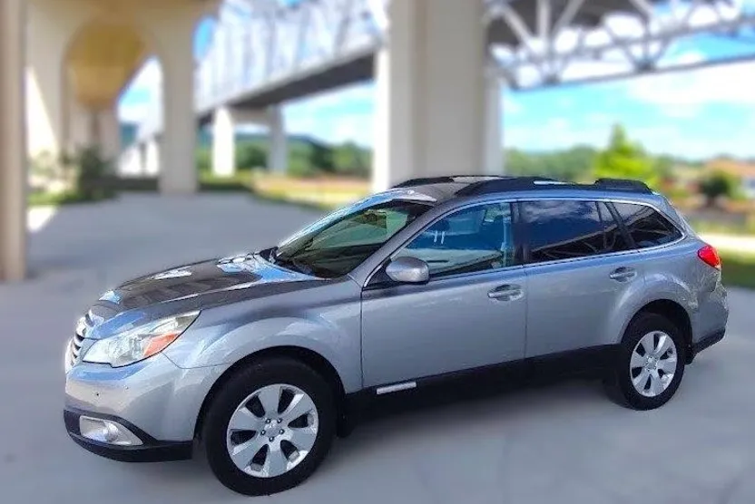 2010 Subaru Outback 2.5i Premium photo 1