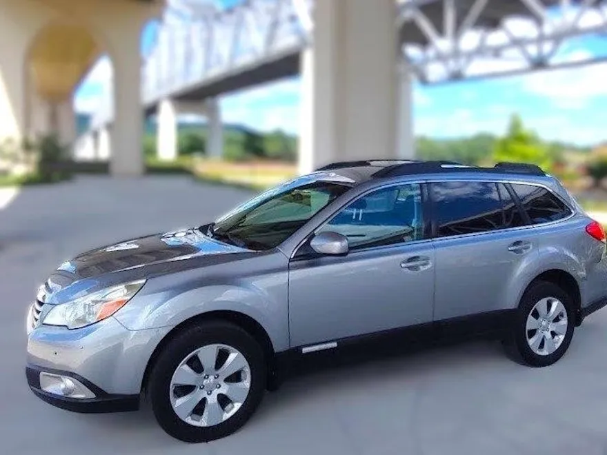 2010 Subaru Outback 2.5i Premium photo 1